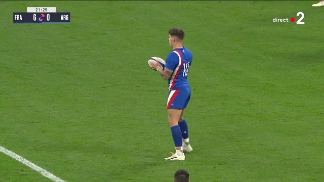 Le premier essai du match est pour l'Argentine. Alors que les Bleus dominent territorialement et au score grâce à deux pénalités de Jaminet, la France se fait surprendre sur un renvoi contré de Matthieu Jalibert.