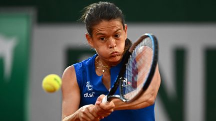 Chloé Paquet est passée proche de l'exploit pour son premier tour à Roland-Garros face à Aryna Sabalenka, le 24 mai 2022. (ANNE-CHRISTINE POUJOULAT / AFP)