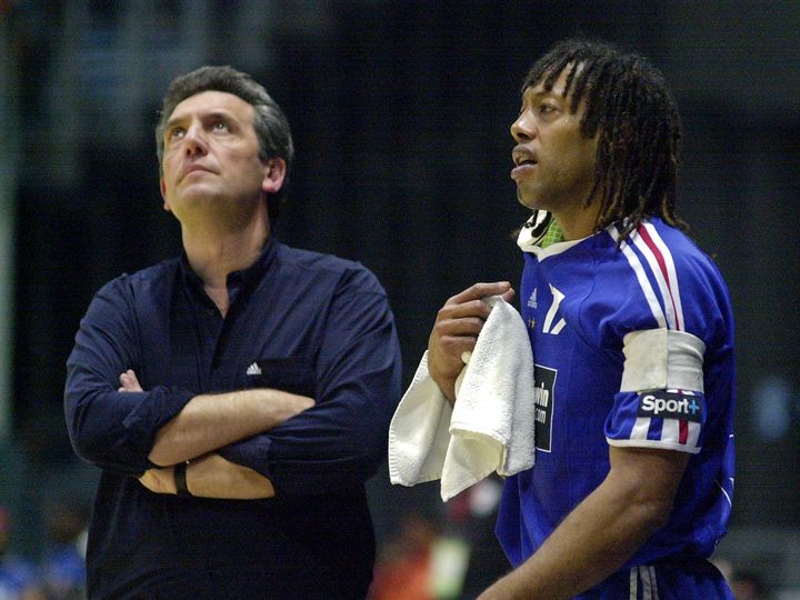 Le sélectionneur des Bleus, Claude Onesta, face à son joueur Jackson Richardson, le 5 février 2005 à Radès (Tunisie). (FETHI BELAID / AFP)