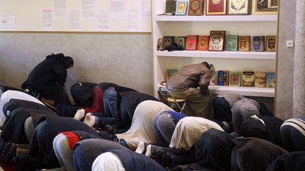 Des fid&egrave;les prient &agrave; la mosqu&eacute;e de Narbonne (Aude), le 1er f&eacute;vrier 2015. (RAYMOND ROIG / AFP)