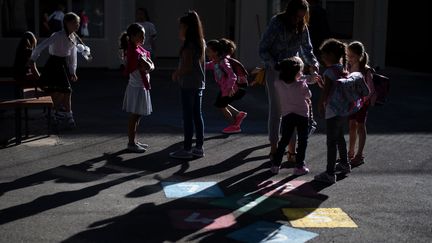 Des enfants jouent dans la cour de l'école Beauchene à Marseille, le 3 septembre 2018. (CHRISTOPHE SIMON / AFP)