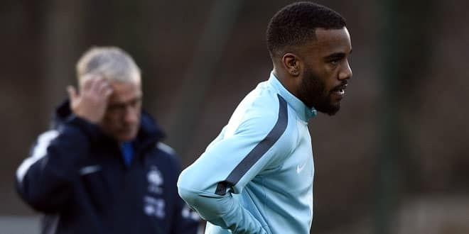 Le buteur lyonnais Alexandre Lacazette n'a toujours pas marqué avec les Bleus