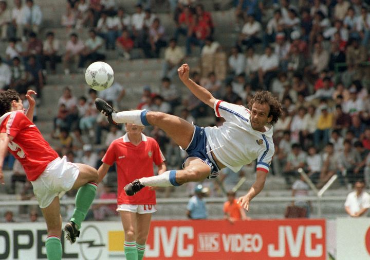 Michel Platini, alors en fin de carrière, photographié ici lors du Mondial 1986 au Mexique. (GEORGES GOBET / AFP)