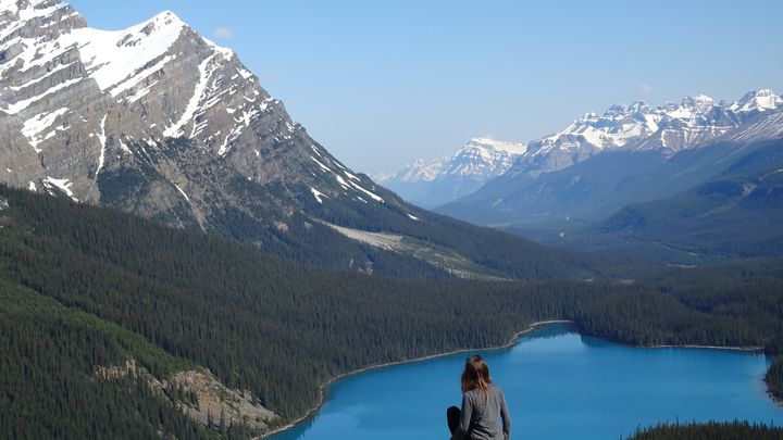 Au bord d'un lac du parc national de Banff, au Canada. (TIPHAINE MULLER)