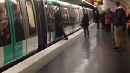 &nbsp; (La scène a été filmée mardi soir dans le métro parisien © capture d'écran)