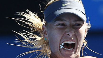 La Russe Maria Sharapova en plein effort lors de son match face &agrave; la Belge Kirsten Flipkens &agrave; l'Open d'Australie, &agrave; Melbourne (Australie), le 20 janvier 2013. (DAMIR SAGOLJ / REUTERS)