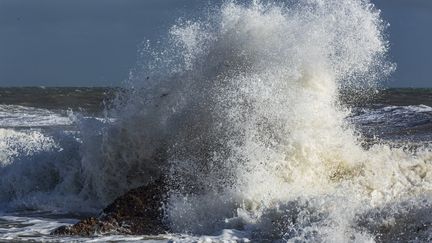 Des vagues au phare de l'Armandèche, aux Sables-d'Olonne (Vendée), le 29 septembre 2023. (JACQUES LOIC / PHOTONONSTOP / AFP)