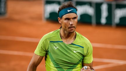 Rafael Nadal serre le poing lors de son quart de finale face à Novak Djokovic, à Roland-Garros, le 31 mai 2022. (MATTHIEU MIRVILLE / AFP)