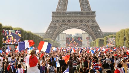 Les supporteurs français au pied de la Tour Eiffel (JACQUES DEMARTHON / AFP)