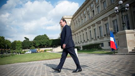 &nbsp; (François Hollande à l'issue de la rencontre avec les familles des Français disparus © MAXPPP)