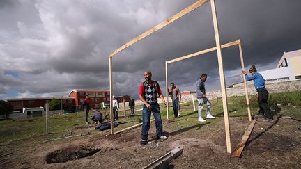 engagé par les Combattants pour la liberté économique (EFF, la gauche radicale) et de l'ANC pour la "transformation radicale de l’économie", toujours contrôlée par les Blancs. Ces derniers possèdent encore 71% des terres agricoles et 49% des superficies urbaines. Alors que plus de 62% des Sud-Africains vivent en ville, la soif de détenir une propriété concerne autant les zones rurales qu’urbaines, notamment les centres villes réservés aux Blancs sous l’apartheid. La ségrégation raciale est aussi spatiale en Afrique du sud», précise la RTBF.
 (Mike Hutchings/REUTERS)