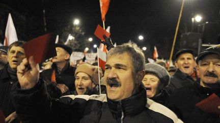 Manifestation en 2012 contre la décision de reculer l'âge de la retraite à 67 ans prise par le précédent gouvernement. Parmi les manifestants réunis notamment par le syndicat Solidarnosc, Jaroslaw Kaczynski, le leader du parti au pouvoir en 2017. (JANEK SKARZYNSKI / AFP)