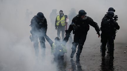 "Gilets jaunes" : la grogne monte chez les policiers