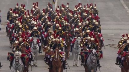 En raison de la préparation des Jeux olympiques de Paris 2024, le traditionnel défilé du 14-Juillet n'a pas eu lieu sur les Champs-Élysées cette année, mais sur l'avenue Foch voisine. (FRANCEINFO)