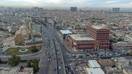 Une vue aérienne de la ville d'Erbil, capitale&nbsp;du Kurdistan d'Irak, le 13 décembre 2021. (SAFIN HAMED / AFP)