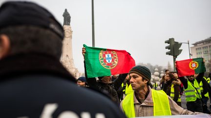 Des "gilets jaunes" manifestent à Lisbonne, la capitale portugaise, le 21 décembre 2018. (HENRIQUE CASINHAS / NURPHOTO / AFP)