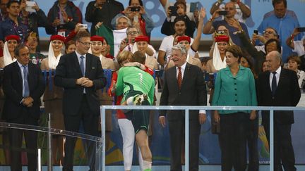 Le gardien allemand Manuel Neuer tombe dans les bras d'Angela Merkel, dimanche 13 juillet &agrave; Rio. La chanceli&egrave;re s'est rendue &agrave; deux reprises au Br&eacute;sil. (KAI PFAFFENBACH / REUTERS)