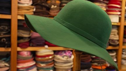 Au magasin Les Chapeaux d’Odile, dans l’Aveyron depuis trois générations, le chapeau est roi. Une maison presque centenaire qui constitue toujours une attraction dans le village. (France 2)