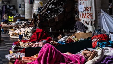 Plusieurs sans-papiers installés dans l'église du Béguinage, où ils sont en grève de la faim, à Bruxelles (Belgique), le 19 juillet 2021. (VIRGINIE NGUYEN HOANG / HANS LUCAS / AFP)