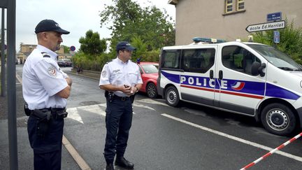 Des policiers pr&egrave;s de l'&eacute;cole primaire&nbsp;Edouard Herriot d'Albi o&ugrave; une enseignante est morte apr&egrave;s avoir &eacute;t&eacute; poignard&eacute;e par une m&egrave;re, le 4 juillet 2014. (ERIC CABANIS / AFP)