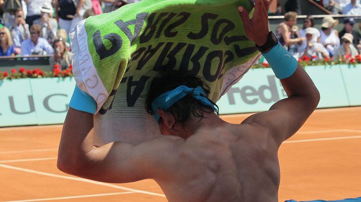 Rafael Nadal se change lors de la demi-finale de Roland-Garros 2011 contre Andy Murray. (JACQUES DEMARTHON / AFP)