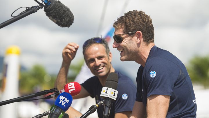 Franck Cammas et Charles Caudrelier lors de la Transat Jacques Vabre, le 23 novembre 2021. (LIONEL CHAMOISEAU / AFP)