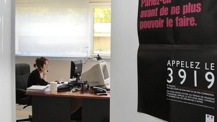 Une affiche pour rappeler aux femmes victimes de violences ou aux témoins de violences d'appeler le 3919 sans attendre (AFP / Jacques DEMARTHON)