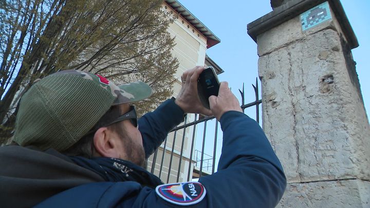 Il est possible de scanner les mosaïques du street-artiste avec une application. (France 3 Alpes : J. Pain / F. Céroni / T. Huynh)