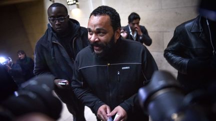 L'humoriste Dieudonn&eacute; M'Bala M'Bala arrive &agrave; la 17e chambre correctionnelle du palais de justice de Paris, le 28 janvier 2015. (ZACHARIE SCHEURER/AP/SIPA)