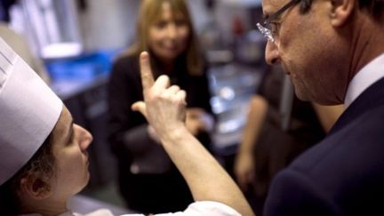 François Hollande s'est rendu jeudi au Café Signes, un établissement du XIVe arrondissement de Paris favorisant les échanges entre sourds et entendants. (AFP)