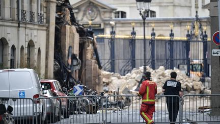 Les secours sur les lieux de l'explosion d'un immeuble dans le 5e arrondissement de Paris, le 22 juin 2023. (FIRAS ABDULLAH / ANADOLU AGENCY / AFP)