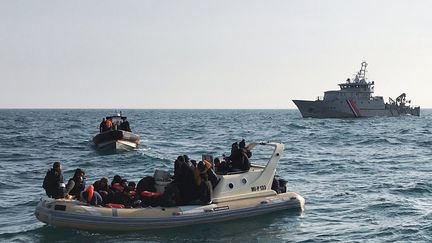 Un sauvetage de migrants par un bateau de la SNSM, le 18 février 2019, dans la Manche. (AFP PHOTO / SNSM)