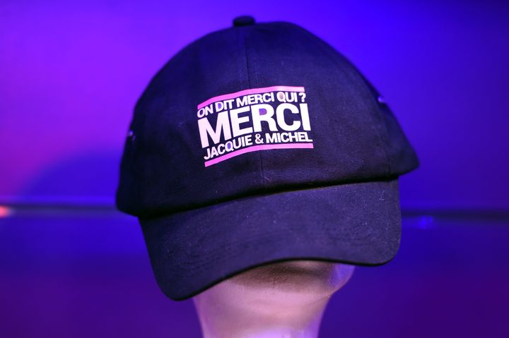 Le slogan de Jacquie et Michel "On dit merci qui ?" est repris sur une casquette, affichée lors de l'ouverture d'un sex-shop, le 28 mai 2016, à Nancy (Meurthe-et-Moselle).&nbsp; (MAXPPP)