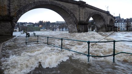 L'Aulne en crue &agrave; Ch&acirc;teaulin (Finist&egrave;re), apr&egrave;s le passage de la temp&ecirc;te Dirk, le 25 d&eacute;cembre 2013.&nbsp; (FRED TANNEAU / AFP)