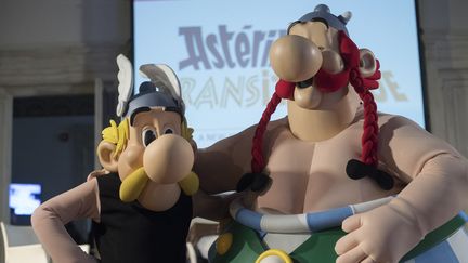 Astérix et Obélix prennent la pose devant les photographes, en 2017. (MIGUEL MEDINA / AFP)