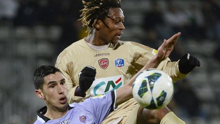 Le joueur d'Istres Nassim Akrour (à gauche) face à Gaetan Bong de Valenciennes (ANNE-CHRISTINE POUJOULAT / AFP)