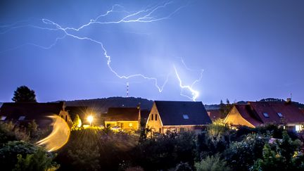 Des éclairs sur le village de&nbsp;Godewaersvelde (Nord), le 7 août 2018.&nbsp; (PHILIPPE HUGUEN / AFP)