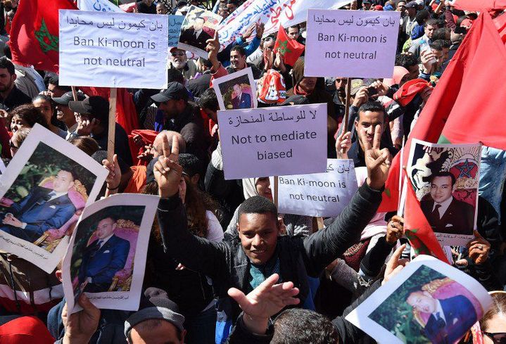 Des milliers de marocains manifestent à Rabat le 13 Mars 2016 pour dénoncer la déclaration de Ban Ki-Moon sur le Sahara Occidental. Il avait parlé de «territoire occupé». (Photo AFP/Fadel Senna)