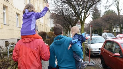 Un couple d'hommes avec deux enfants (illustration). (JENS KALAENE / ZB)