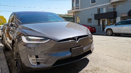 Un véhicule Tesla garé dans une rue de San Francisco (Californie).&nbsp; Photo d'illustration. (SMITH COLLECTION/GADO / ARCHIVE PHOTOS / GETTYIMAGES)