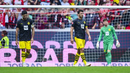 Les joueurs du Borussia Dortmund Emre Can, Mats Hummels et Gregor Kobel lors du match de Bundesliga contre Fribourg, le 16 septembre 2023 (TOM WELLER / AFP)