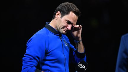 Des derniers moments en tant que tennisman professionnel marqués par l'émotion du Suisse et de ses proches, de son meilleur ennemi Rafael Nadal à sa femme Mirka Federer.&nbsp; (GLYN KIRK / AFP)