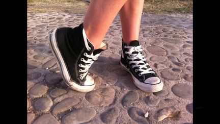 Hommage particulier à ces pieds là, qui n&#039;ont pas arrêté de cavaler durant trois jours, et dont la propriétaire nous confait samedi à 2h20 du matin, épuisée : &quot;le pire, c&#039;est les pieds : ils sont en bouillie!&quot;
 (Laure Narlian / FTV)