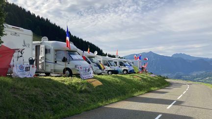 Les campings-car fidèles au poste, en haut du col de Romme avant le passage du Tour de France, le 3 juillet 2021. (AH)