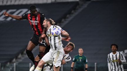 Le défenseur anglais du Milan, Tomori, prend le dessus de la tête pour inscrire le troisième but milanais contre la Juventus, le 9 mai 2021. (MARCO BERTORELLO / AFP)