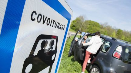 Des automobilistes se retrouvent sur une aire de covoiturage, le 11 avril 2017, à Taden (Côtes-d'Armor). (DAVID ADEMAS / MAXPPP)