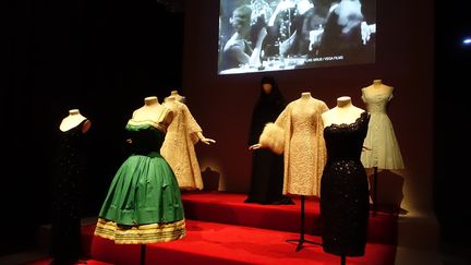 La salle carrée projette le visiteur dans l’univers du cinéma avec costumes et extraits de sa filmographie. 
 (Corinne Jeammet)