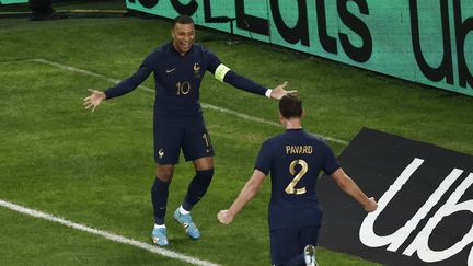 Benjamin Pavard célèbre son but avec Kylian Mbappé lors du match amical entre l'équipe de France et l'Écosse au stade Pierre-Mauroy, le 17 octobre 2023. (SAMEER AL-DOUMY / AFP)