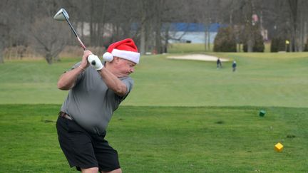 Outre Manche, cet amateur de golf a pu profiter de la douceur, à Liverpool le 24 décembre, pour taper dans la petite balle blanche, en tee-shirt, short et bonnet de père Noël ! (MAXPPP)