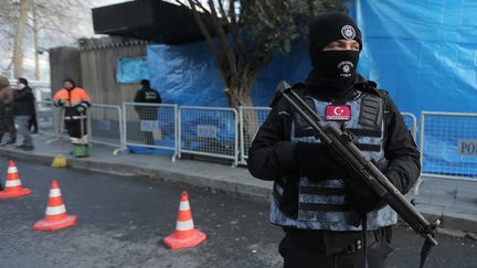 Un policier turc monte la garde devant la discothèque Reina à Istanbul, le 1er janvier 2017. (HUSEYIN ALDEMIR / REUTERS)